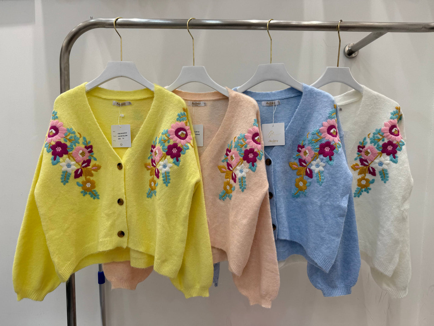 Strickjacke - FLEURS - bestickt mit Blumen – Weiß Bunt