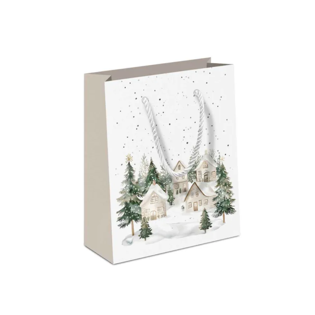 Ambiente Geschenktüte Snowy Houses aus Papier mit verschneitem Winterdorf, grünen Tannen, Schneeflocken und weißen Kordelhenkeln.