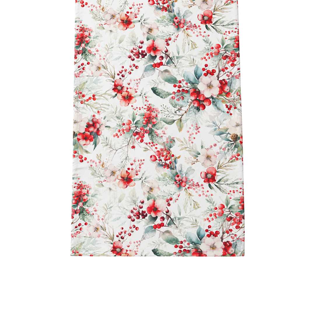 Ambiente Tischläufer Winter Berries 40 × 150 cm aus Baumwolle mit roten Beeren, roten und roséfarbenen Blüten sowie grünen Blättern auf hellem Grund.