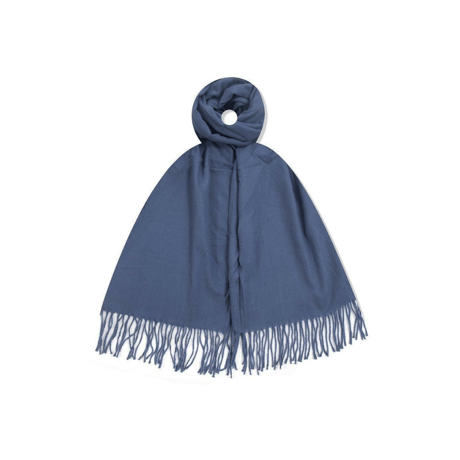 Graublauer Damen Schal in Dusty Blue aus 100 % Viskose mit langen Fransen, weich fallend und als Schal oder Stola tragbar.