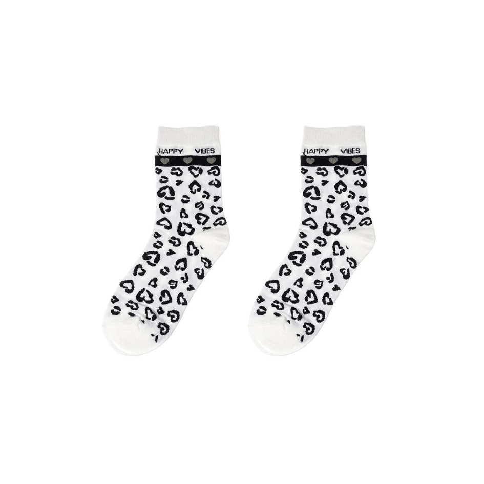 Weiße Damen Socken Happy Vibes mit schwarzem Leo- und Herzmuster, schwarzem Herzband am Bund und Schriftzug Happy Vibes.