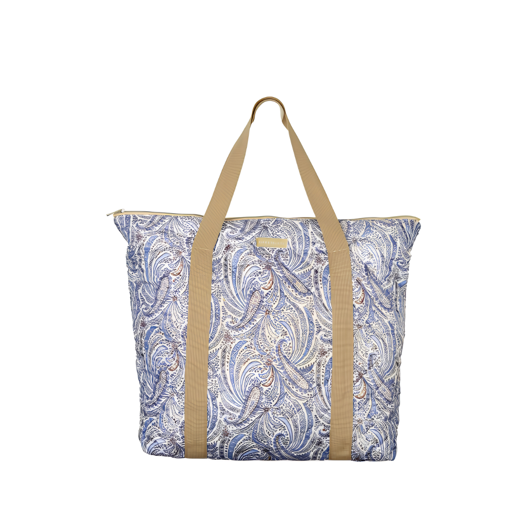 GreenGate Weekender M Elva Beige mit blau-beigem Paisley-Muster, zwei beigen Henkeln und Reißverschluss.