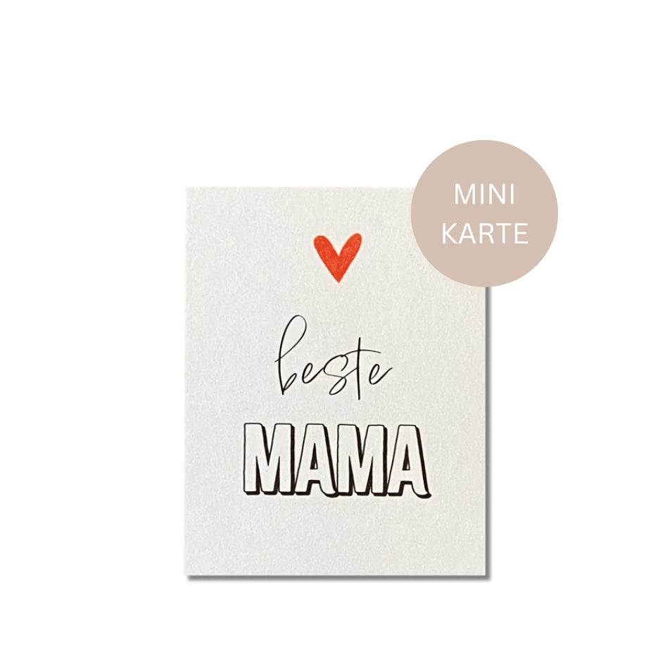 Mini Postkarte „Beste Mama“ aus dickem Naturpapier mit schwarzem Schriftzug und rotem Herz.