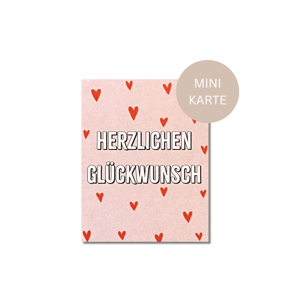 Mini Postkarte „Herzlichen Glückwunsch“ von Keitcards aus dickem Naturpapier in Rosa mit roten Herzen.