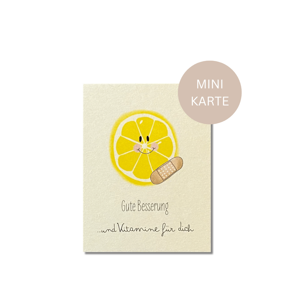 Mini Postkarte „Gute Besserung – Vitamine für dich“ aus Naturpapier mit lächelnder Zitrone und Pflaster.