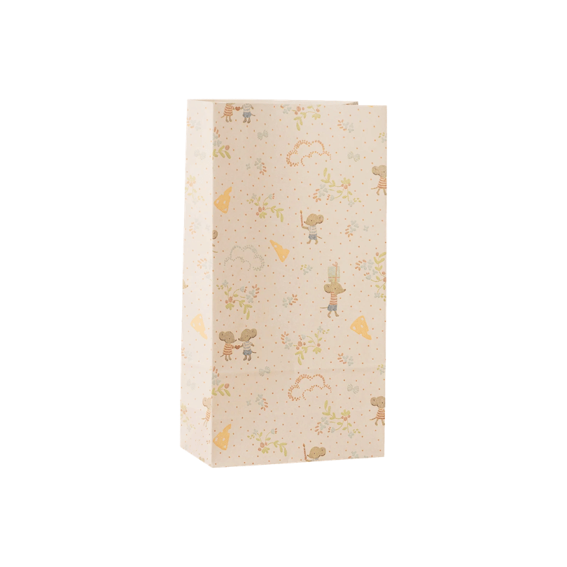 Maileg Geschenktüte aus hellem Papier mit kleinen Mäusen, Pflanzen und verspielten Motiven, ca. 30,5 x 16 x 8 cm.