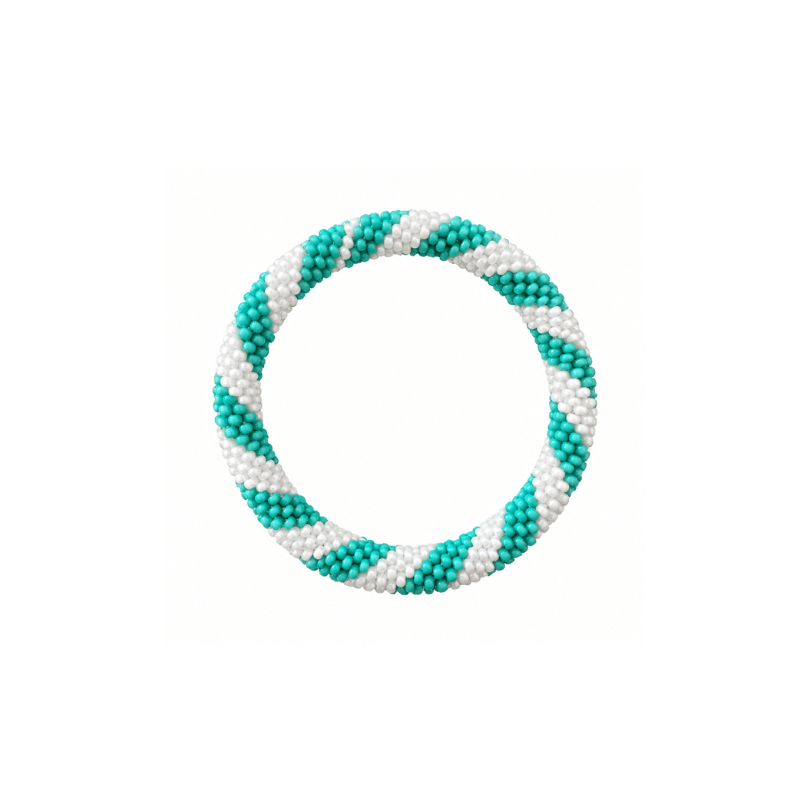 Maison Kizo Kids Perlenarmband in Türkis und Weiß mit grafischem Muster aus kleinen Perlen, Innendurchmesser ca. 4,6 cm, nicht dehnbar.