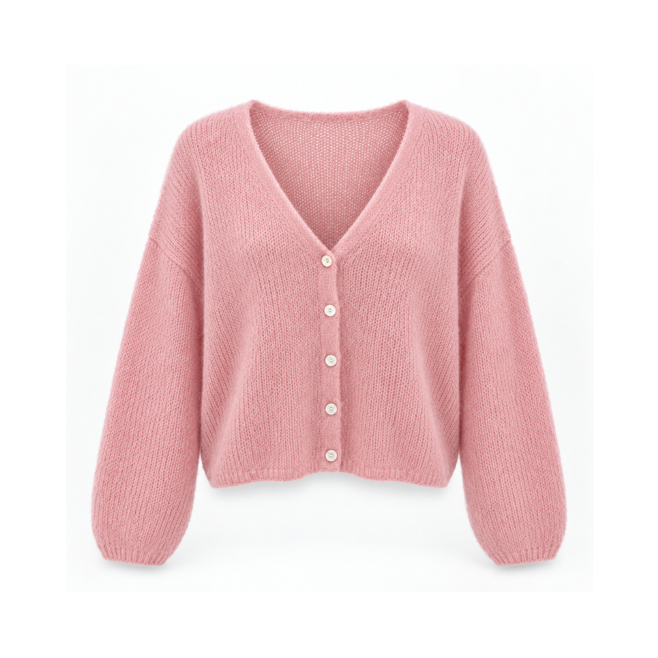 Damen-Strickjacke in sanftem Rosa/Blush mit Mohair, V-Ausschnitt, lockerer Strickstruktur und zarten perlmuttfarbenen Knöpfen.