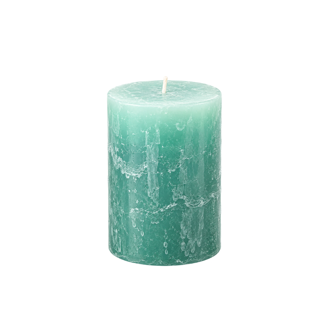 Zart mintgrüne Blockkerze in Eucalyptus-Farbe mit rustikaler Oberfläche, ca. 8 cm hoch und 6 cm breit.