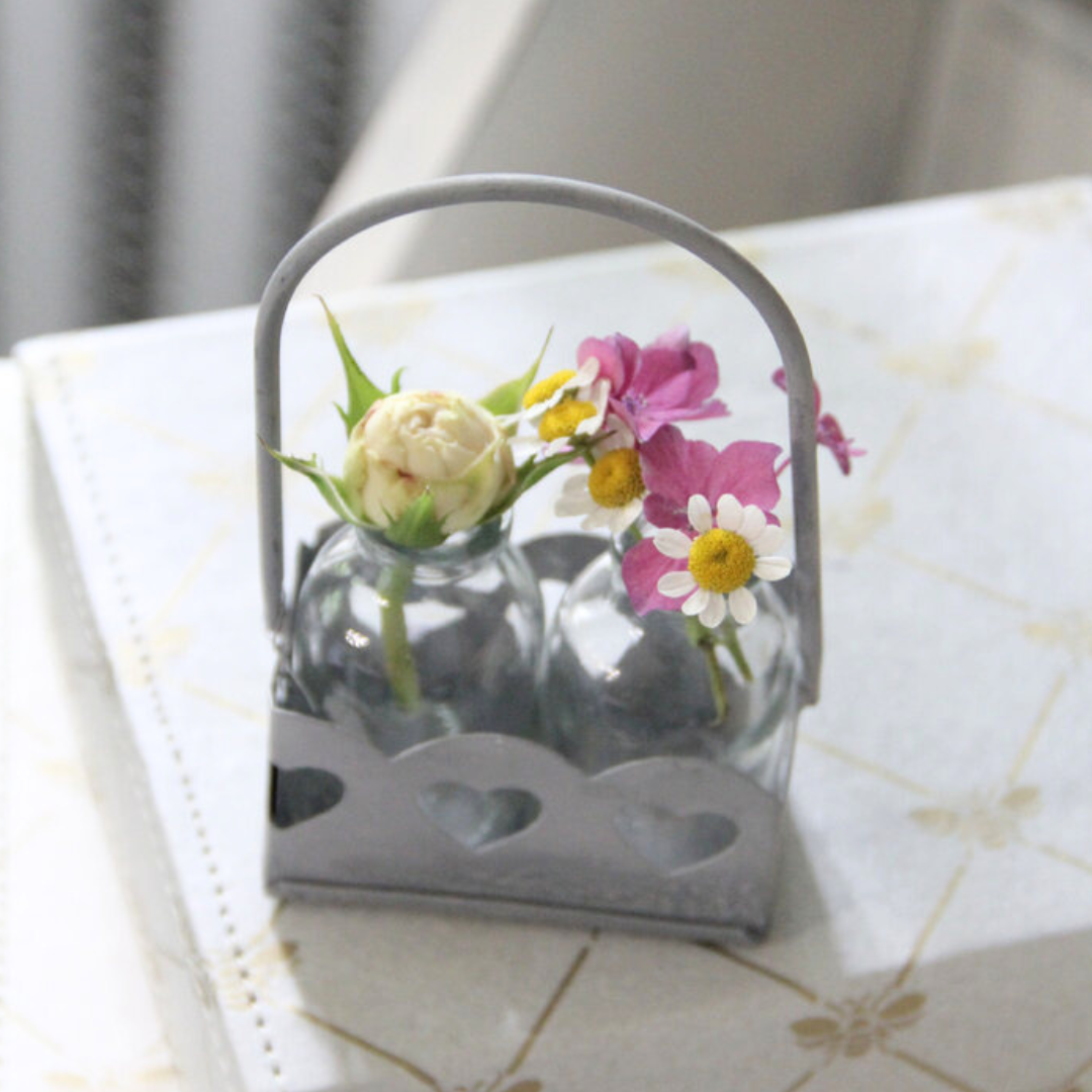 Körbchen mit zwei Vasen