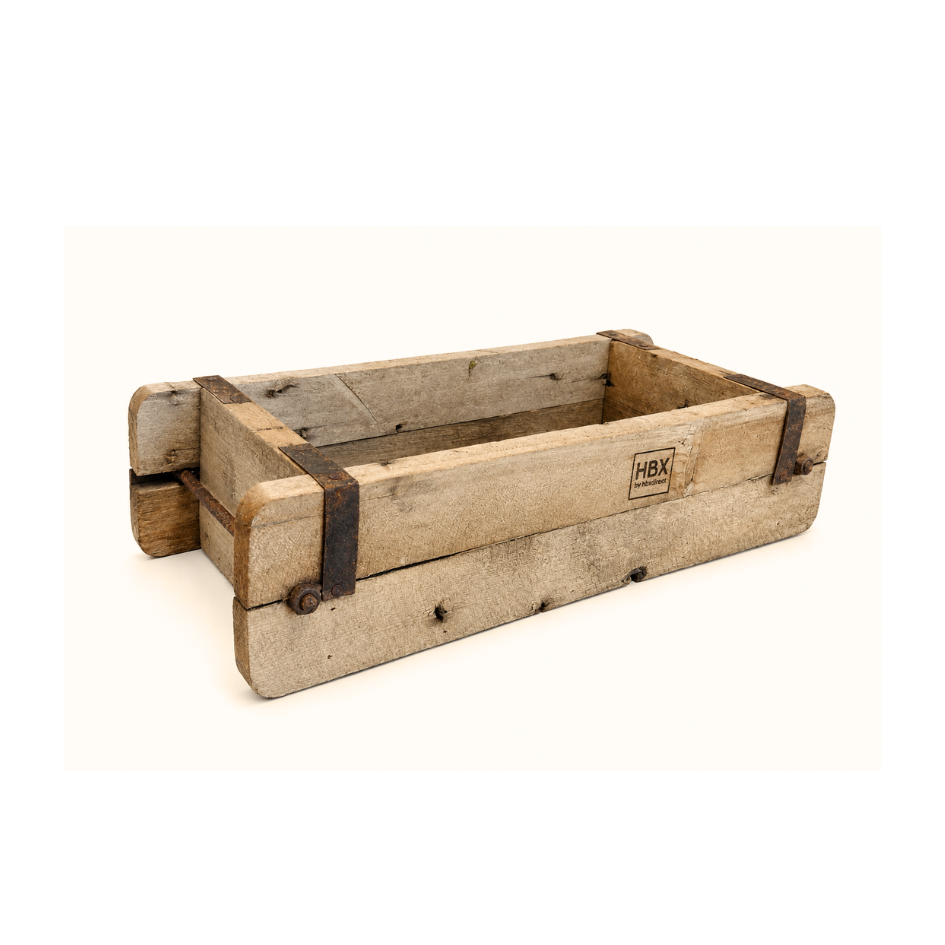 Holzkiste mit Metallbeschlag