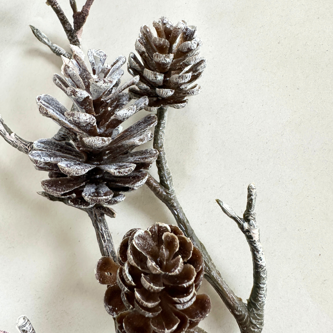 Kunstblume - Zweig mit Zapfen - beschneit