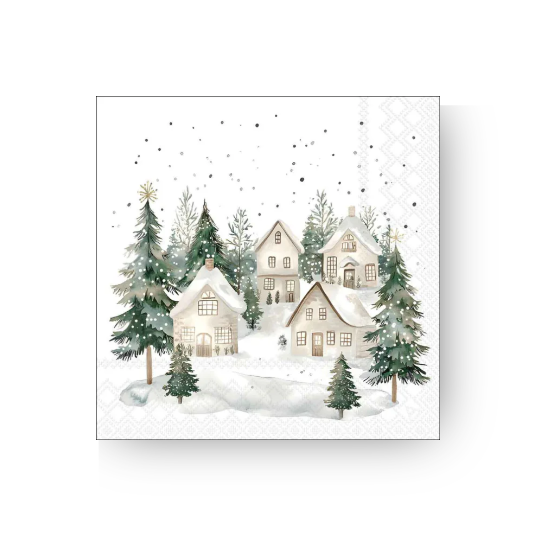 Ambiente Papierservietten Snowy Houses in größerer Ausführung mit verschneitem Winterdorf, weißen Häusern, grünen Tannen und Schneeflocken.