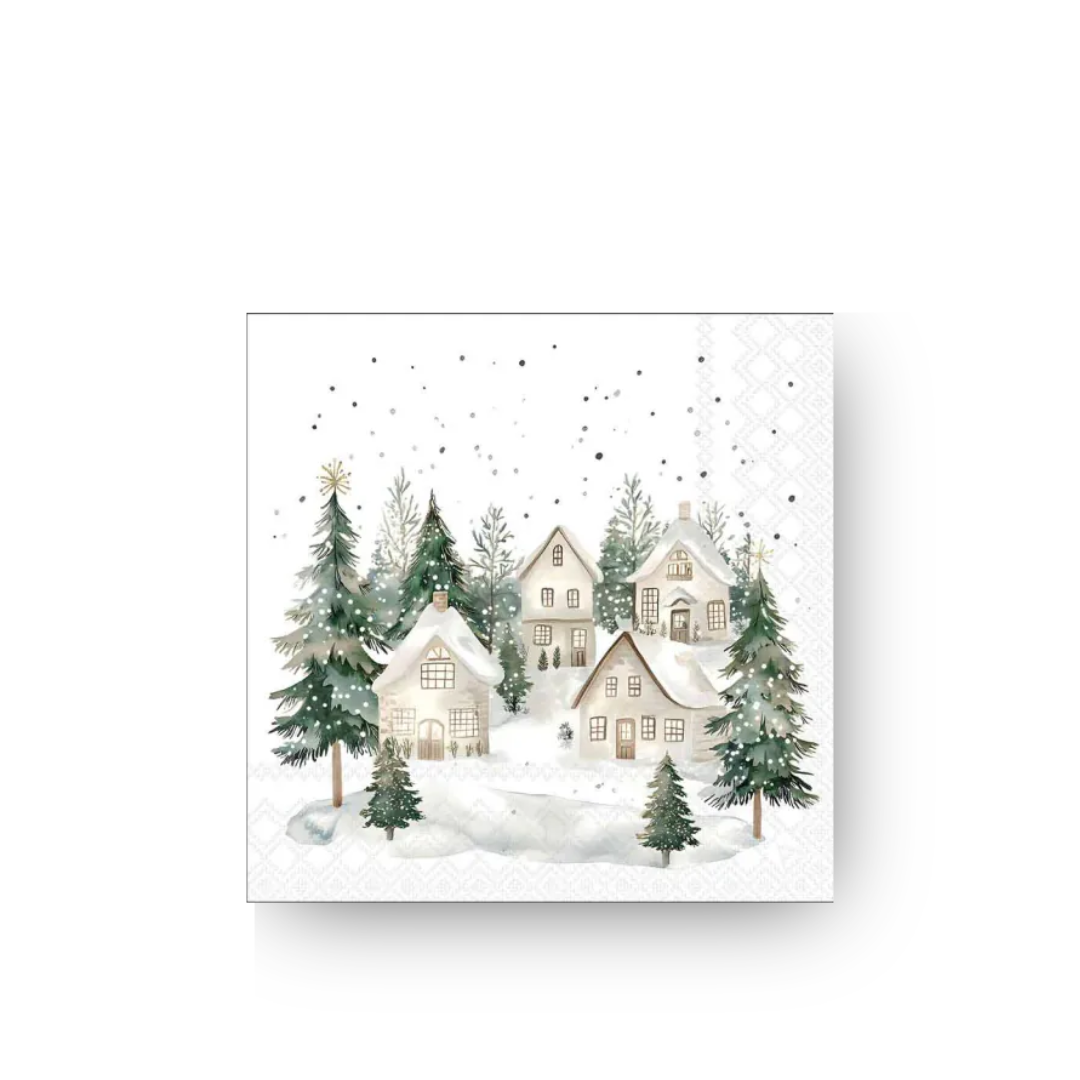 Ambiente Papierservietten Snowy Houses mit verschneitem Winterdorf, weißen Häusern, grünen Tannen und feinen Schneeflocken auf hellem Grund.
