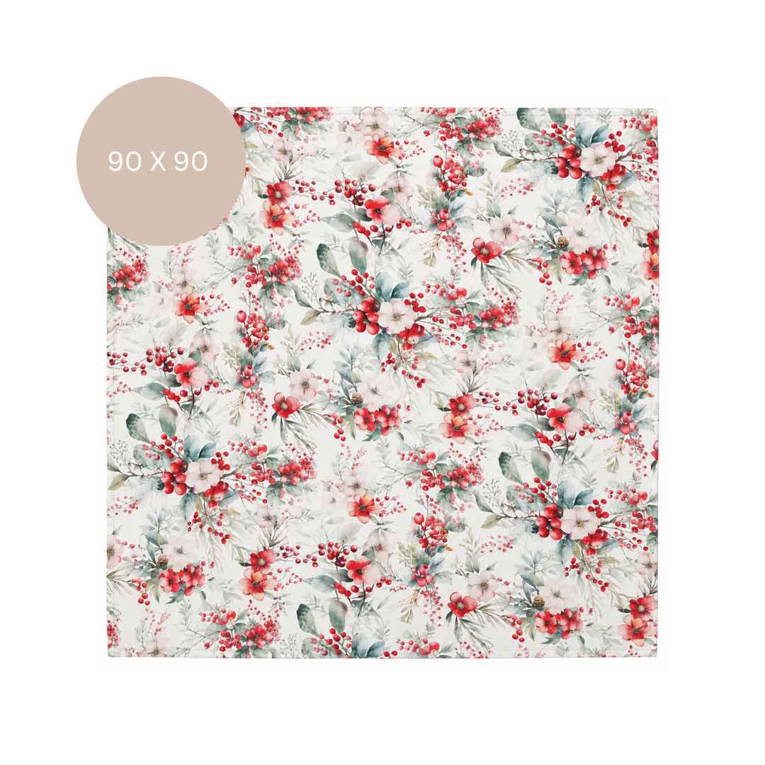 Ambiente Tischdecke Winter Berries 90 × 90 cm aus Baumwolle mit roten Beeren, roten und roséfarbenen Blüten sowie grünen und salbeifarbenen Blättern.