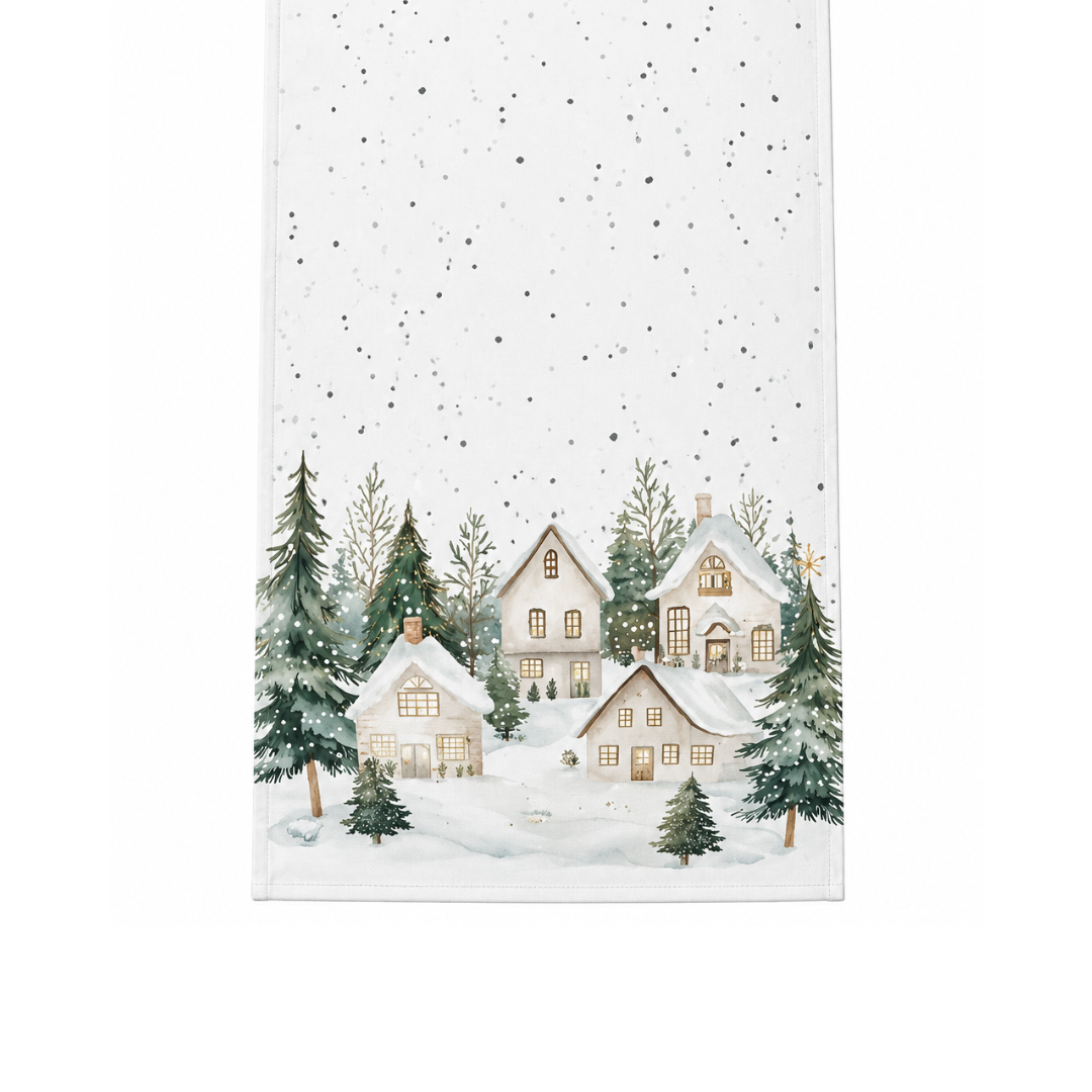 Ambiente Tischläufer Snowy Houses 40 × 150 cm aus weißer Baumwolle mit verschneitem Winterdorf, kleinen Häusern, grünen Tannen und Schneeflocken.