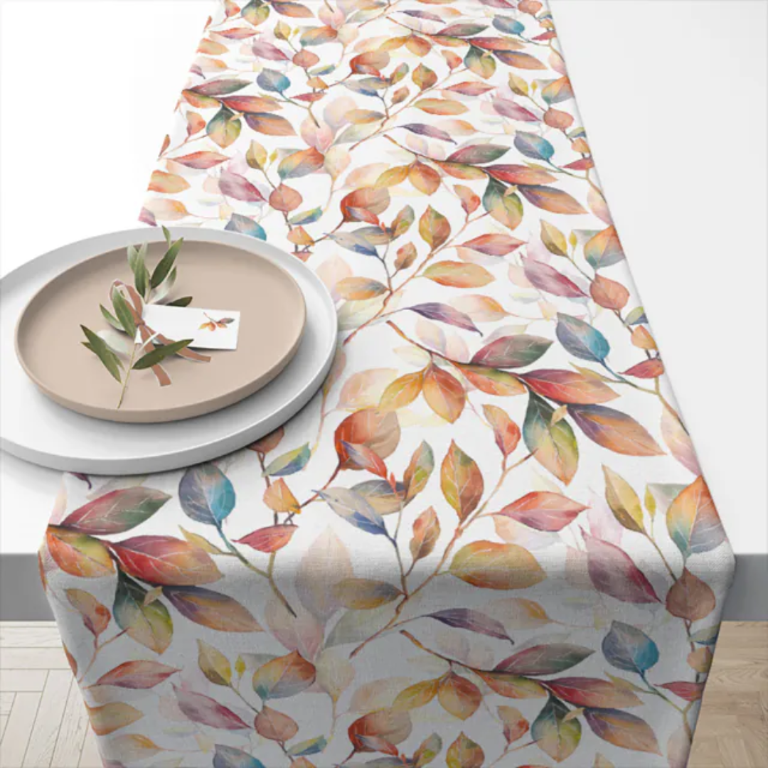 Tischläufer Colorful Leaves von Ambiente aus 100 % Baumwolle, 40 x 150 cm, mit buntem Aquarell-Blätterdesign in warmen Herbstfarben.