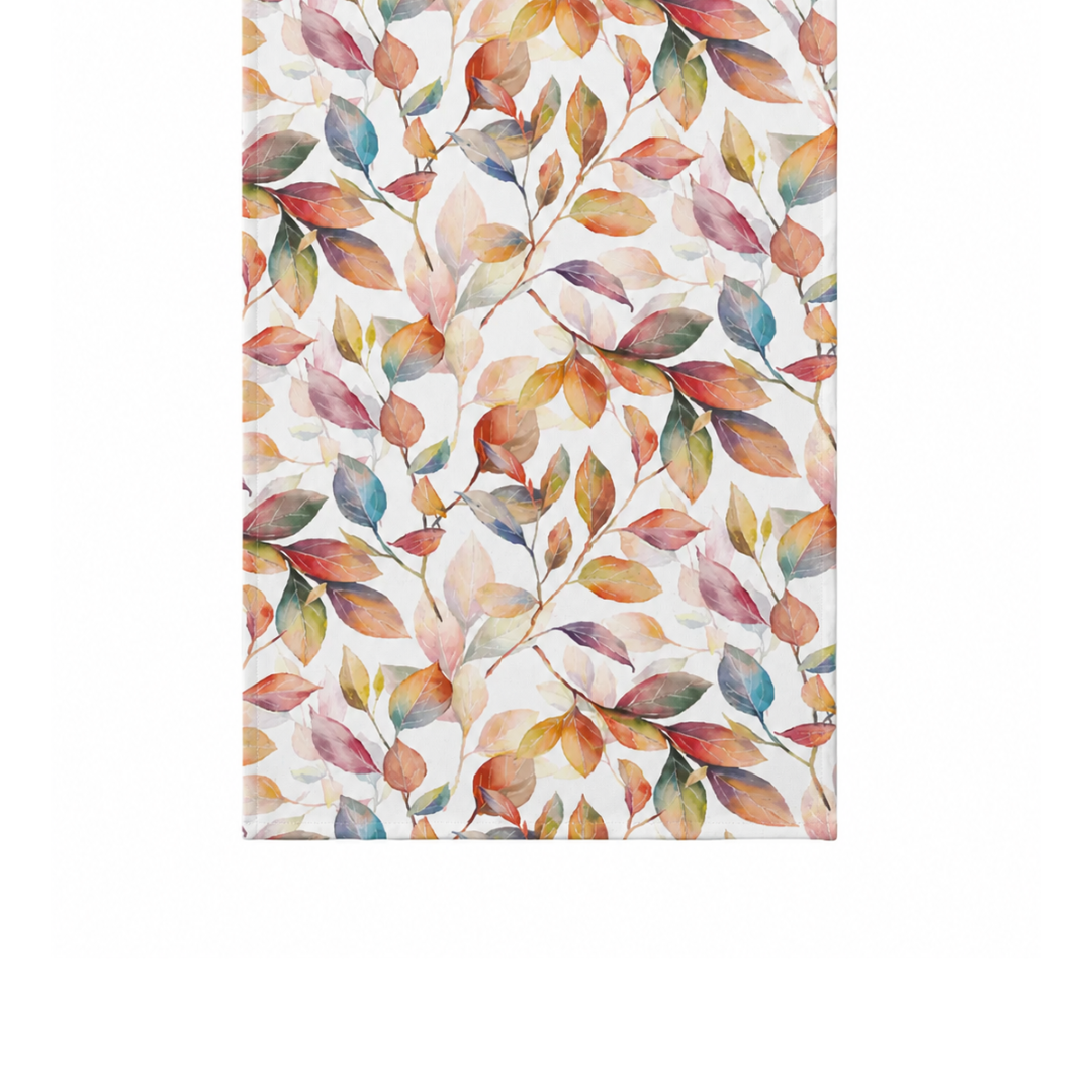 Tischläufer Colorful Leaves von Ambiente aus 100 % Baumwolle, 40 x 150 cm, mit buntem Aquarell-Blätterdesign in warmen Herbstfarben.