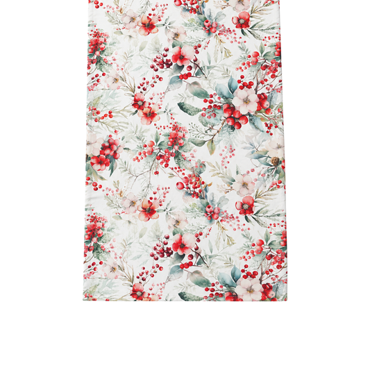 Ambiente Tischläufer Winter Berries 40 × 150 cm aus Baumwolle mit roten Beeren, roten und roséfarbenen Blüten sowie grünen Blättern auf hellem Grund.
