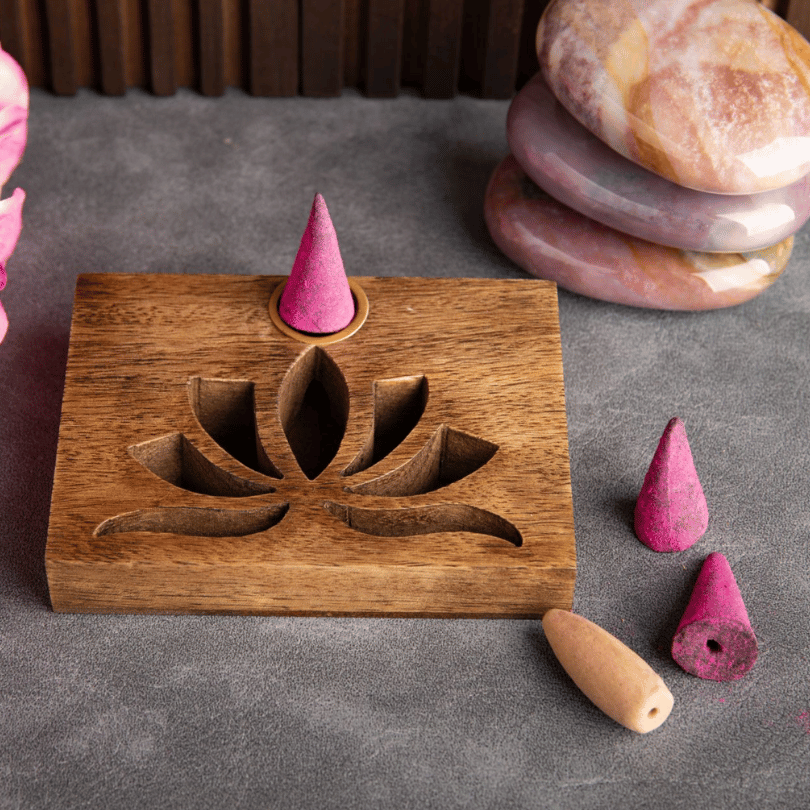 Backflow-Räucherkegelhalter aus Mangoholz mit ausgeschnittener Lotusblüte und Öffnung für Rückflusskegel, ca. 10 cm lang.