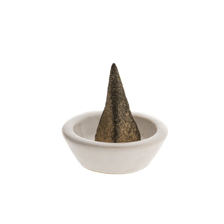 Zirbenholz Räucherkegel von Berk in Pyramidenform, Packung mit 8 natürlichen Räucherpyramiden und kleinem Keramikhalter.