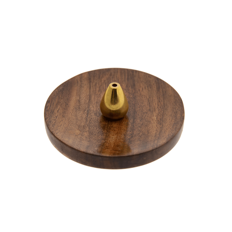 Runder Räucherstäbchenhalter Noblesse aus dunklem Sheeshamholz mit kleinem goldfarbenem Messinghalter in der Mitte, Durchmesser ca. 10 cm.