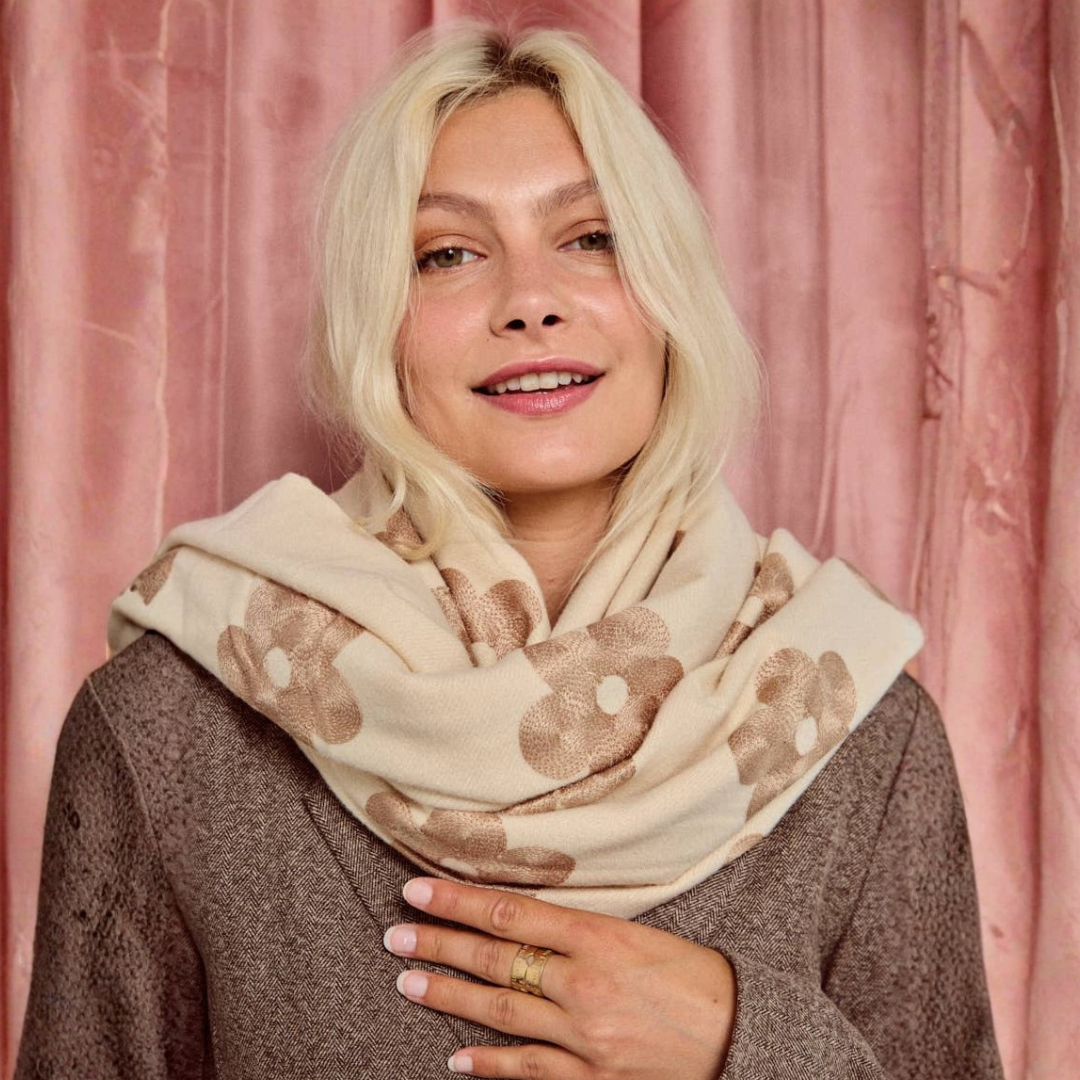 Wollschal • gesticktes Blumenmuster