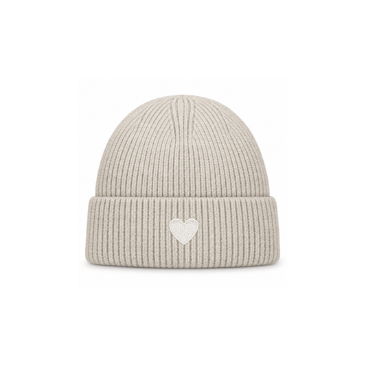 Weiche Damen-Wintermütze in Beige mit Herzmotiv auf der Vorderseite und warmem Fleece-Futter.