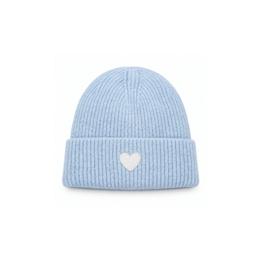 Weiche Damen-Wintermütze in hellblau mit flauschigem Strick, Herzmotiv und warmem Fleece-Futter aus Materialmix mit 65 % recyceltem Polyester.