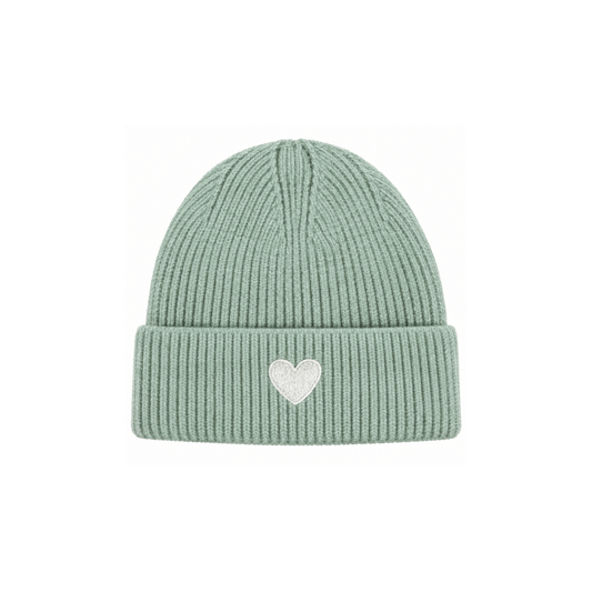 Weiche Damen-Wintermütze in Mint und Salbei mit Herzmotiv auf der Vorderseite und warmem Fleece-Futter.