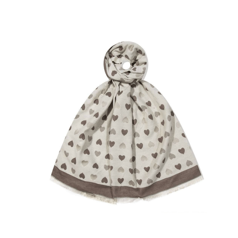 Weicher Wendeschal mit Herzmuster in Braun und Beige, beidseitig tragbar und mit ca. 180 × 65 cm auch als Stola geeignet.