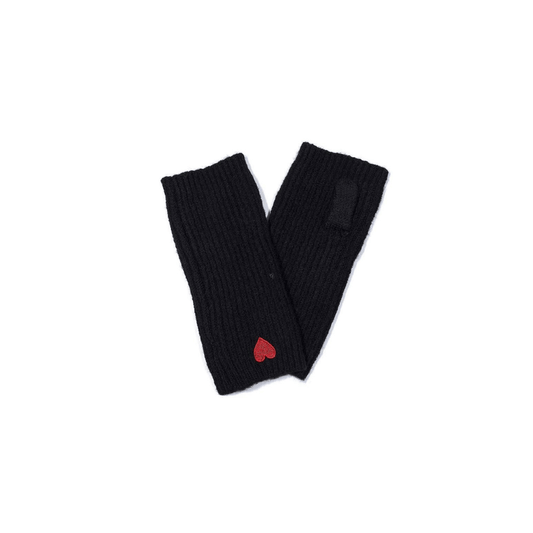Flauschige schwarze Damen-Handstulpen mit rotem gesticktem Herz am Handgelenk und separater Daumenöffnung.