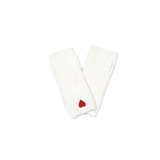 Flauschige weiße Damen-Handstulpen mit rotem gesticktem Herz am Handgelenk und separater Daumenöffnung.
