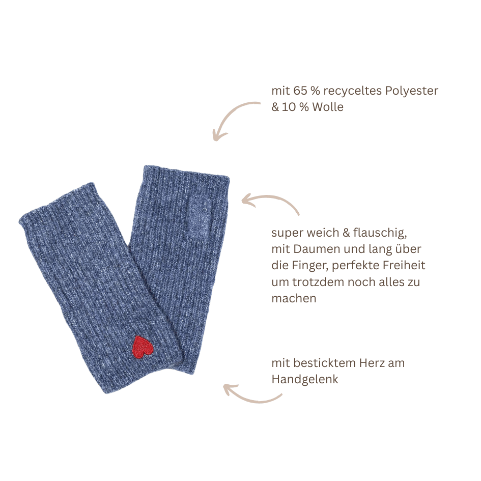Blaue Damen Handstulpen mit Daumenöffnung und kleinem roten bestickten Herz, weich und flauschig, ca. 19 x 9 cm.
