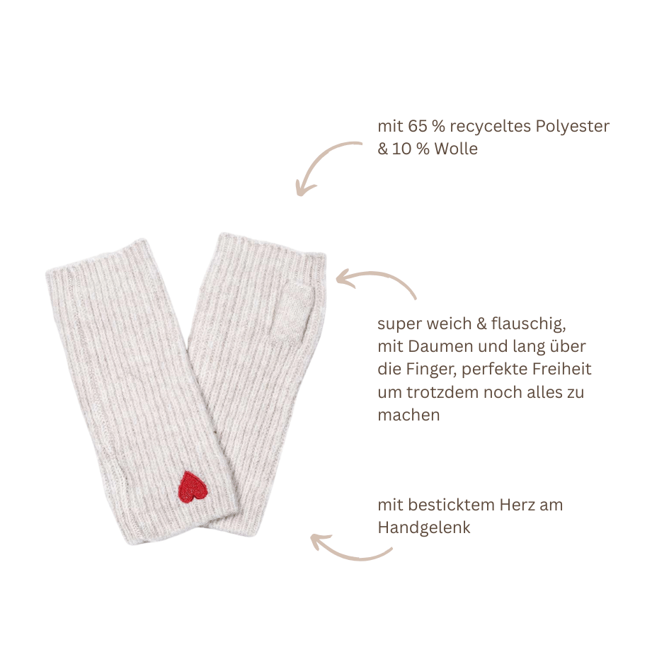 Beige cremefarbene Damen Handstulpen mit Daumenöffnung und kleinem roten Herz am Handgelenk, weich und flauschig für Herbst und Winter.