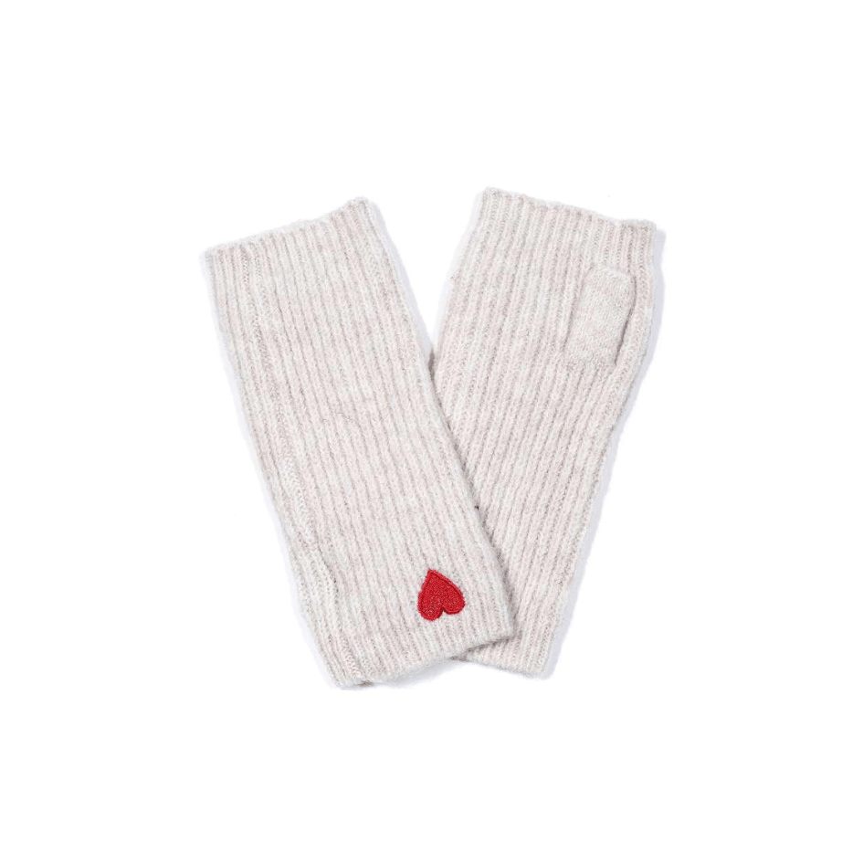 Beige cremefarbene Damen Handstulpen mit Daumenöffnung und kleinem roten Herz am Handgelenk, weich und flauschig für Herbst und Winter.
