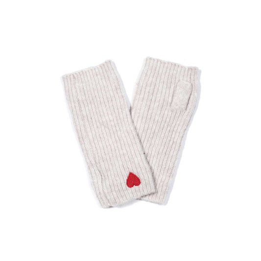 Beige cremefarbene Damen Handstulpen mit Daumenöffnung und kleinem roten Herz am Handgelenk, weich und flauschig für Herbst und Winter.