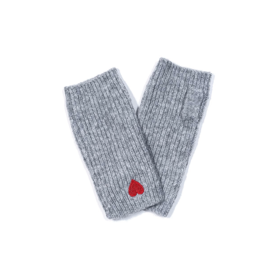 Graue Damen Handstulpen mit Daumenöffnung und kleinem roten Herz am Handgelenk, weich und flauschig für Herbst und Winter.