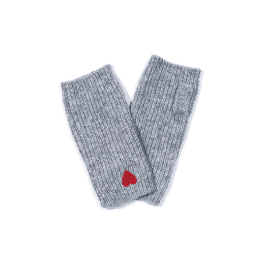 Graue Damen Handstulpen mit Daumenöffnung und kleinem roten Herz am Handgelenk, weich und flauschig für Herbst und Winter.