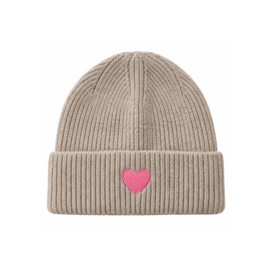 Beige Damen Strickmütze mit rosa Herz auf der Vorderseite, flauschig weicher Strick und ungefütterte Ausführung.