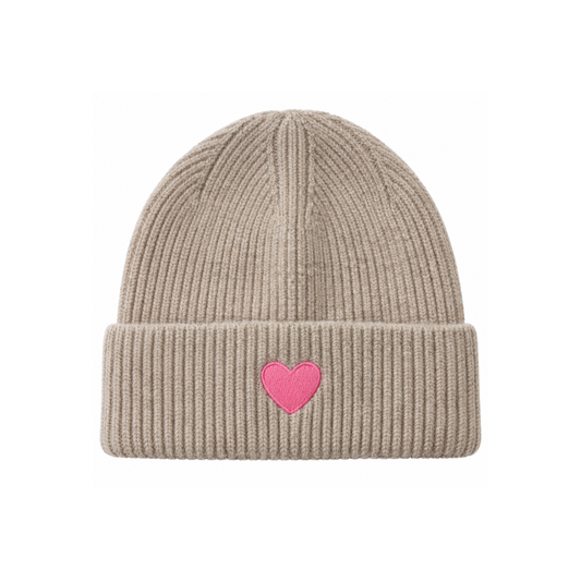 Beige Damen Strickmütze mit rosa Herz auf der Vorderseite, flauschig weicher Strick und ungefütterte Ausführung.