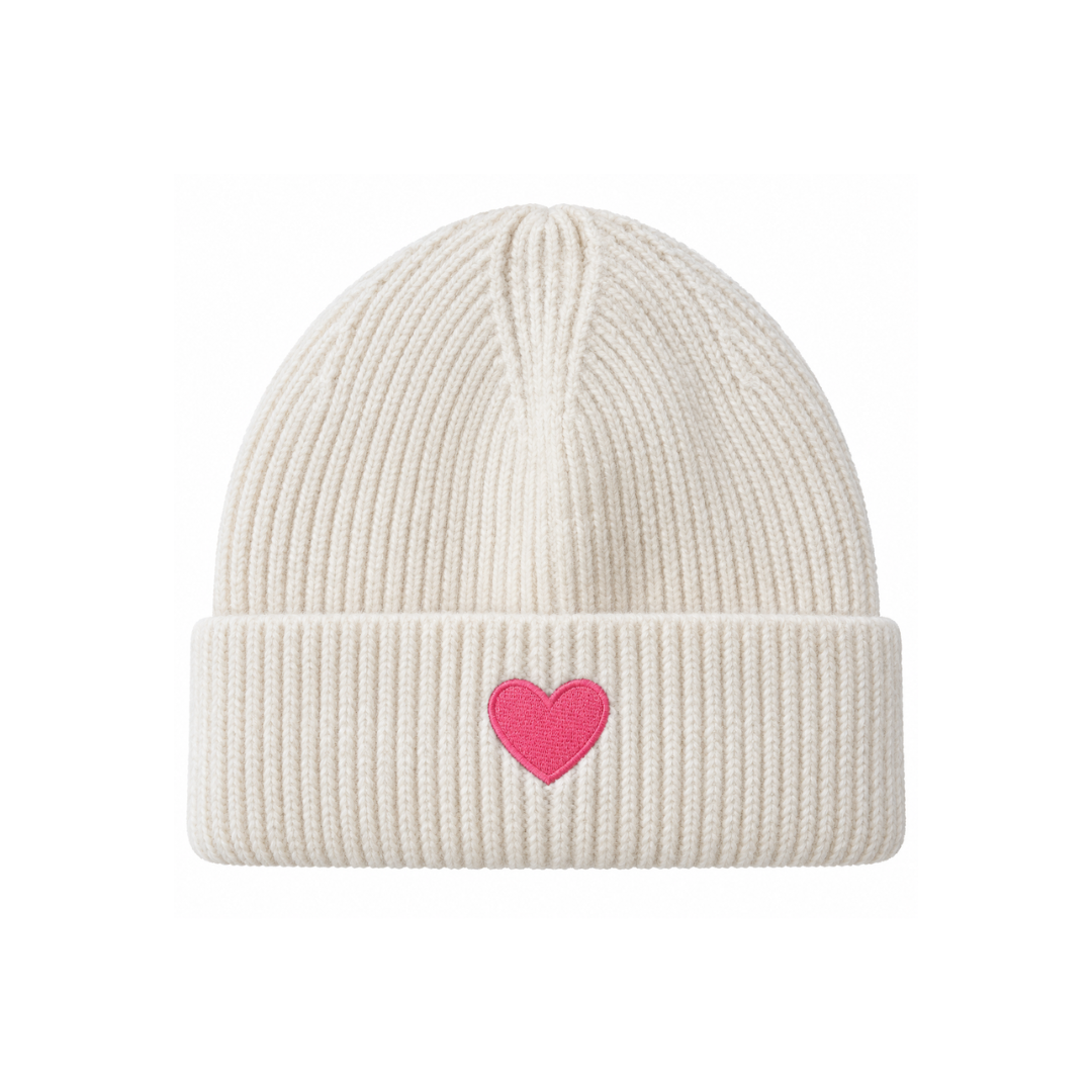 Hellbeige cremefarbene Damen Strickmütze mit pinkem Herz auf der Vorderseite, flauschig weicher Strick und ungefütterte Ausführung.