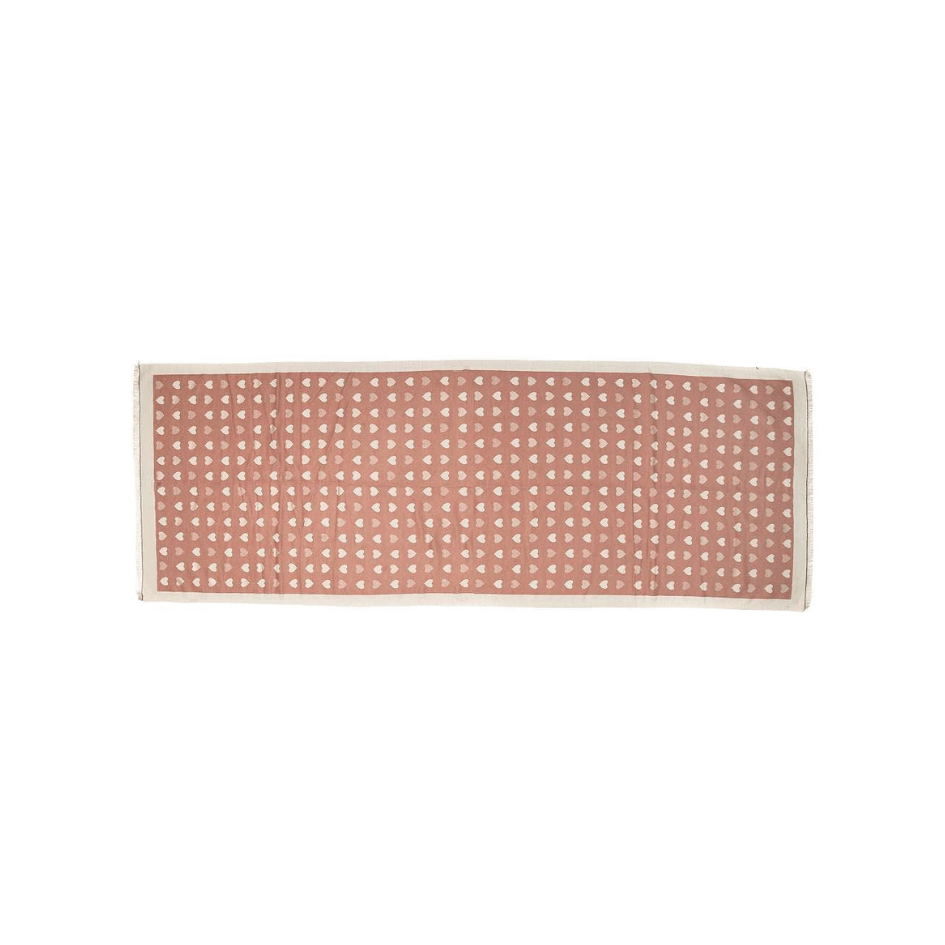Wendeschal in Creme und Blush mit Herzmuster, eine Seite cremefarben mit blushfarbenen Herzen und die andere blushfarben mit cremefarbenen Herzen.