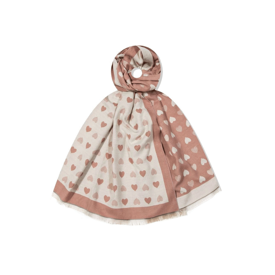 Wendeschal in Creme und Blush mit Herzmuster, eine Seite cremefarben mit blushfarbenen Herzen und die andere blushfarben mit cremefarbenen Herzen.