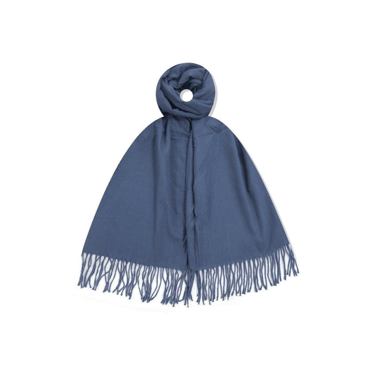 Graublauer Damen Schal in Dusty Blue aus 100 % Viskose mit langen Fransen, weich fallend und als Schal oder Stola tragbar.