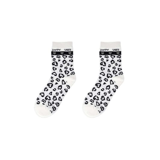 Weiße Damen Socken Happy Vibes mit schwarzem Leo- und Herzmuster, schwarzem Herzband am Bund und Schriftzug Happy Vibes.
