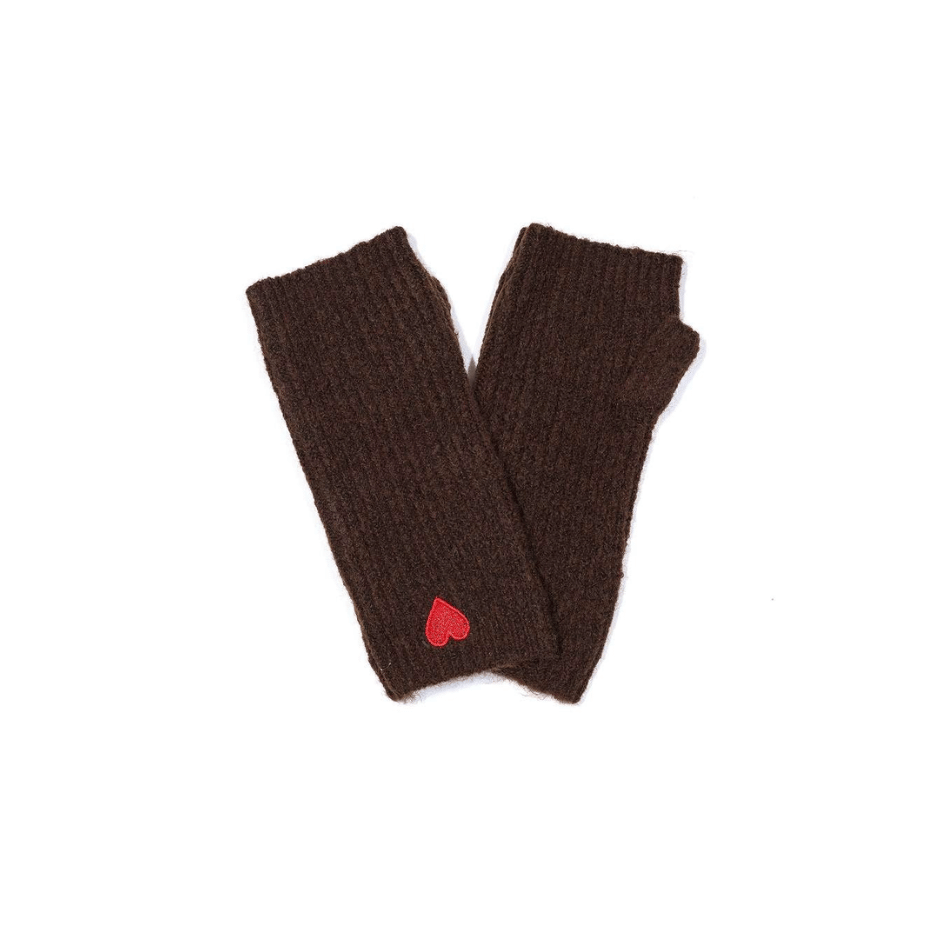 Dunkelbraune Damen Handstulpen mit aufgesticktem rotem Herz, Daumenöffnung und flauschiger Strickoptik.