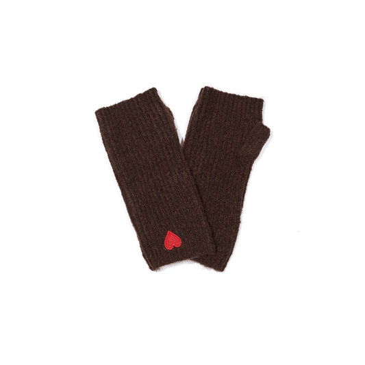 Dunkelbraune Damen Handstulpen mit aufgesticktem rotem Herz, Daumenöffnung und flauschiger Strickoptik.