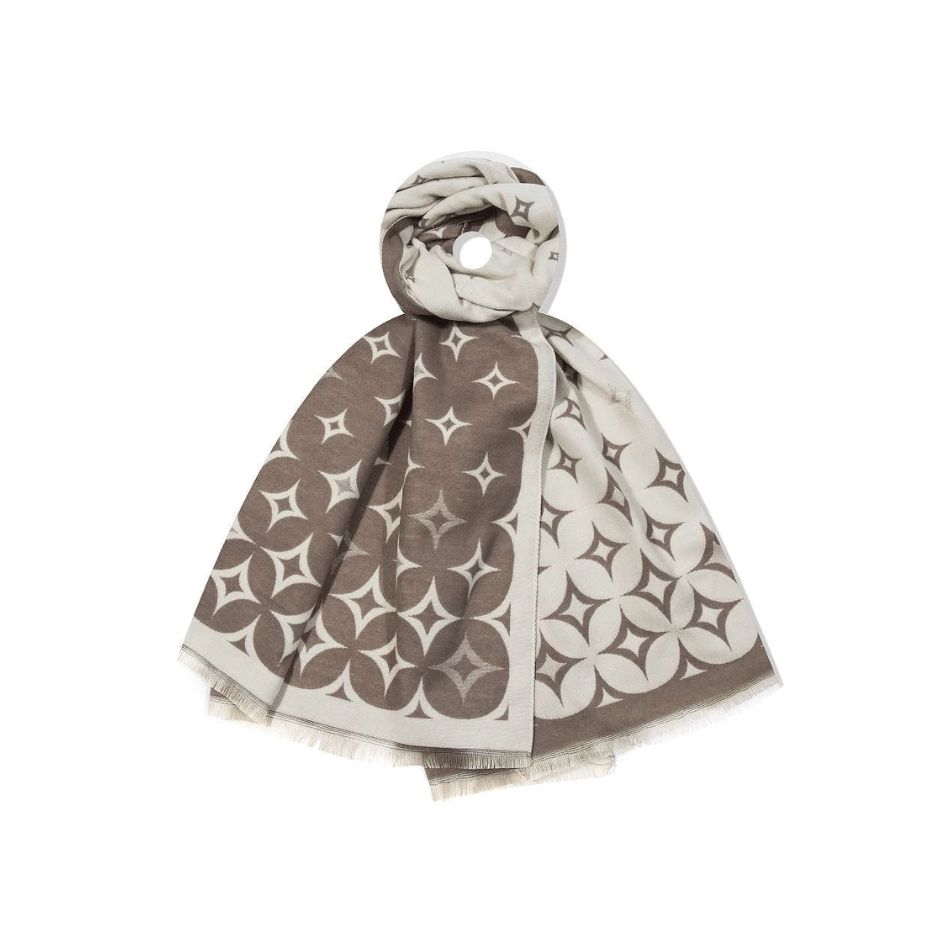 Wendbarer Damen Schal Emma in Taupe und Creme mit grafischem Muster und feinem Fransensaum, ca. 180 x 65 cm, weich und als Stola tragbar.