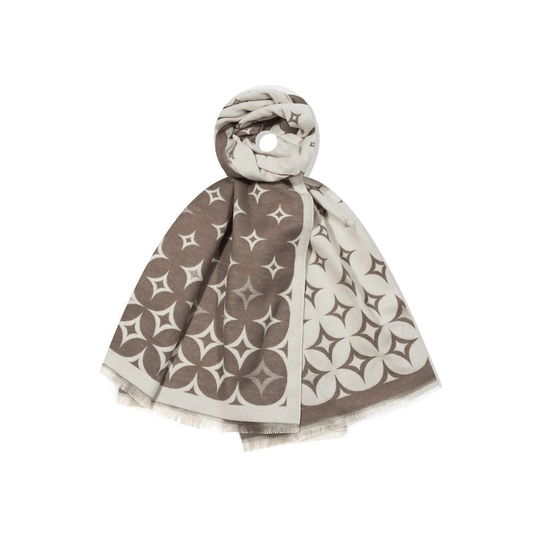 Wendbarer Damen Schal Emma in Taupe und Creme mit grafischem Muster und feinem Fransensaum, ca. 180 x 65 cm, weich und als Stola tragbar.